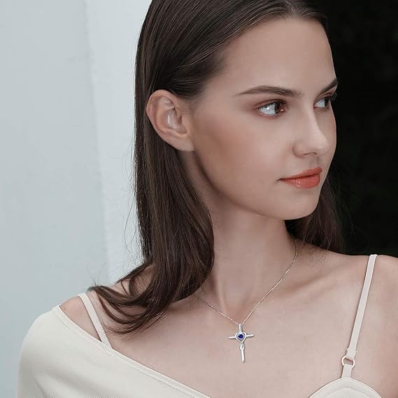 Náhrdelník s křížkem a srdcem z safíru | bílé zlato