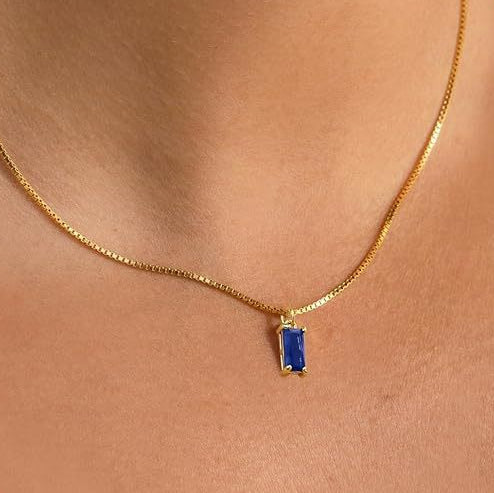 Minimalistický náhrdelník s přívěskem safíru | bílé zlato