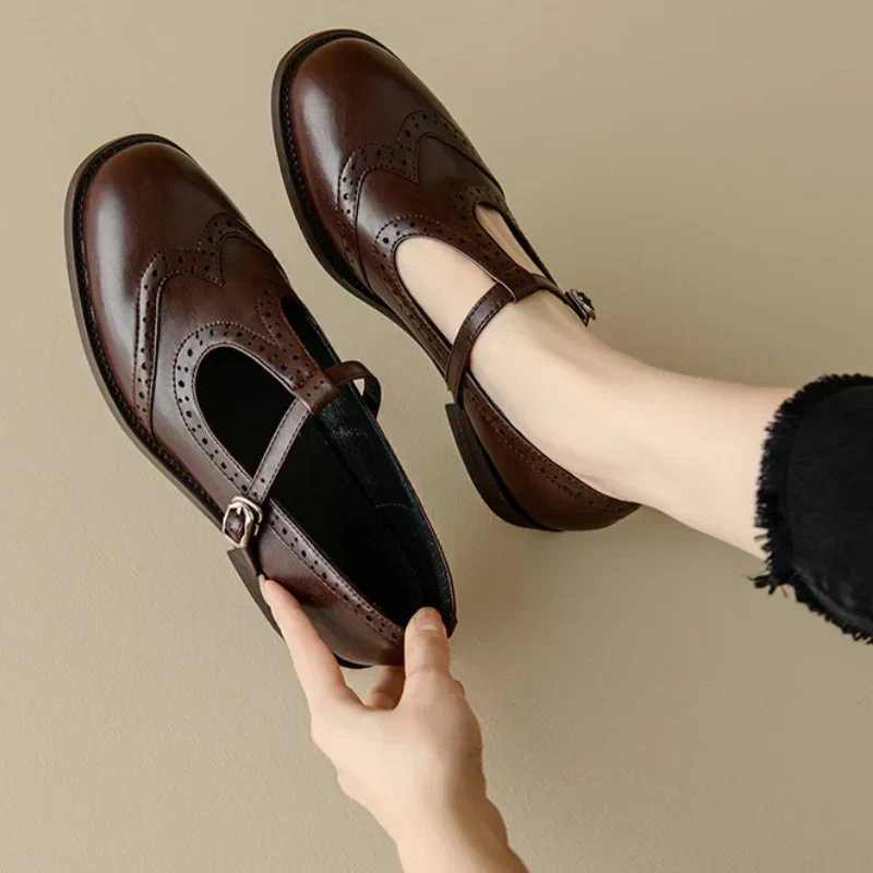 Elegante Mary Janes mit T-Riemchen