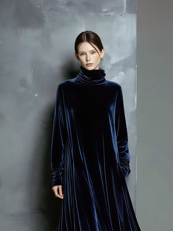 Damska elegancka sukienka maxi z granatowego aksamitu, z wysokim kołnierzem, długim rękawem i luźnym krojem MDZ1680A8AN