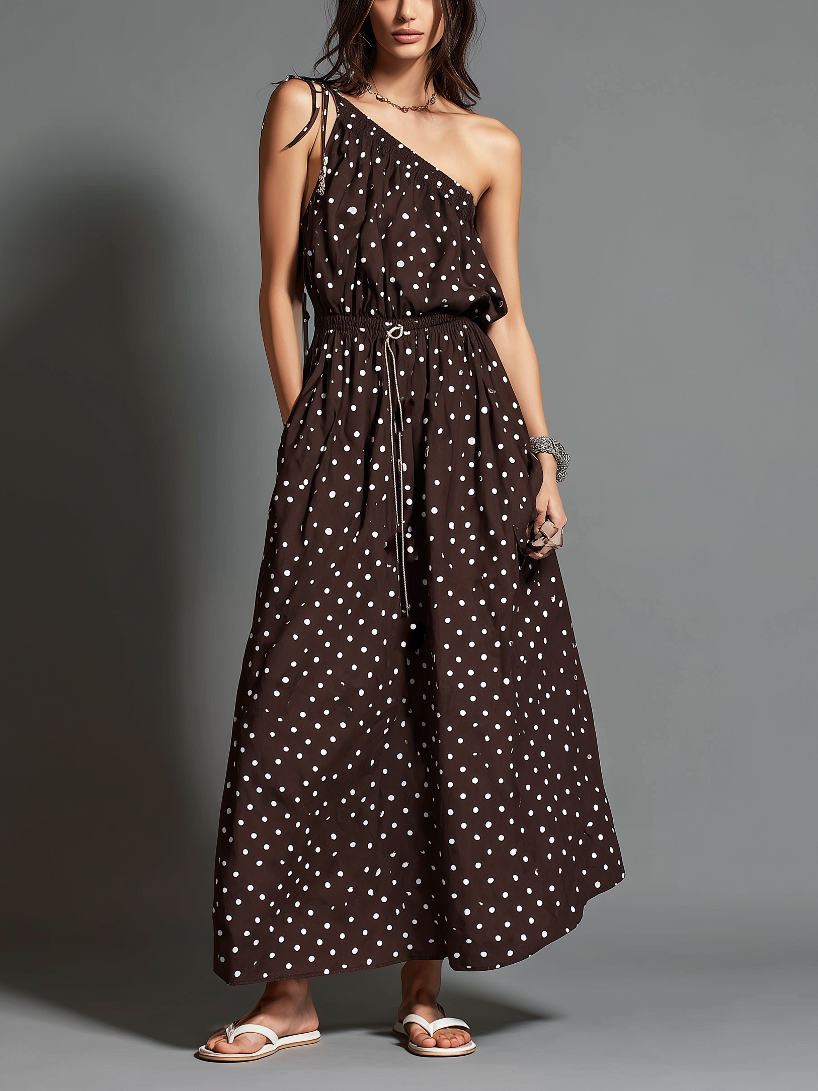 Damen lässiges braunes, gepunktetes, gewebtes schulterfreies ärmelloses langes Kleid