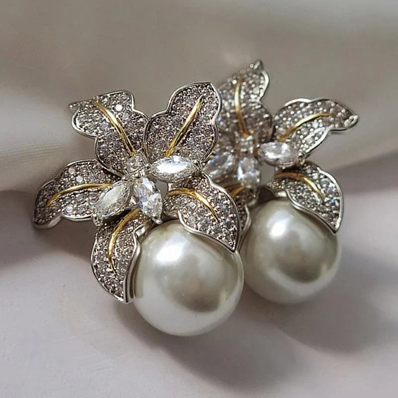 Exquisite Blumen-Perlen-Ohrringe | Weißgold