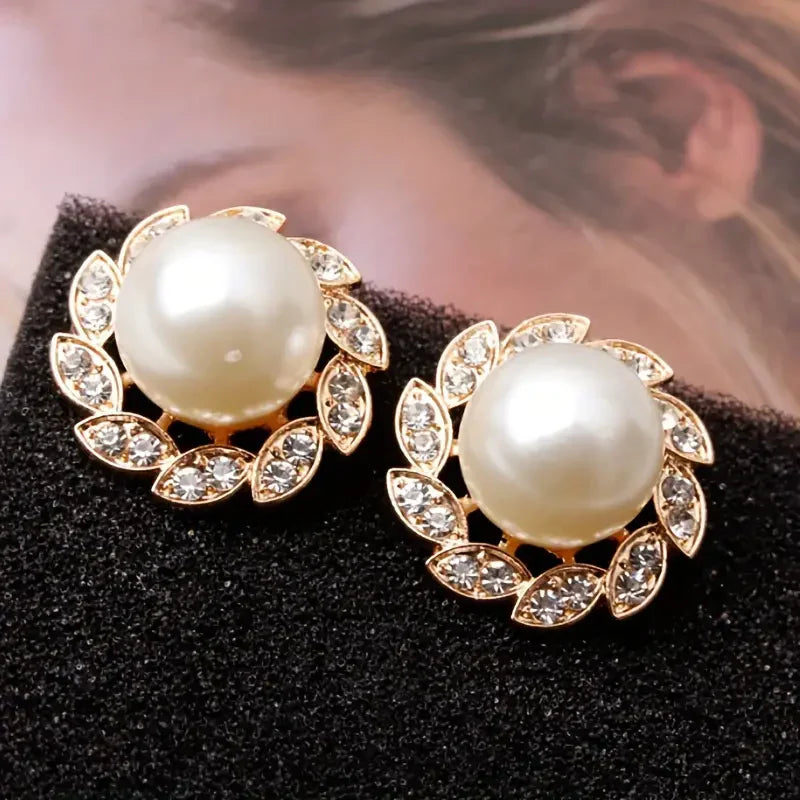 Exquisite Perlen- und glänzende Blätter-Ohrringe | Gold